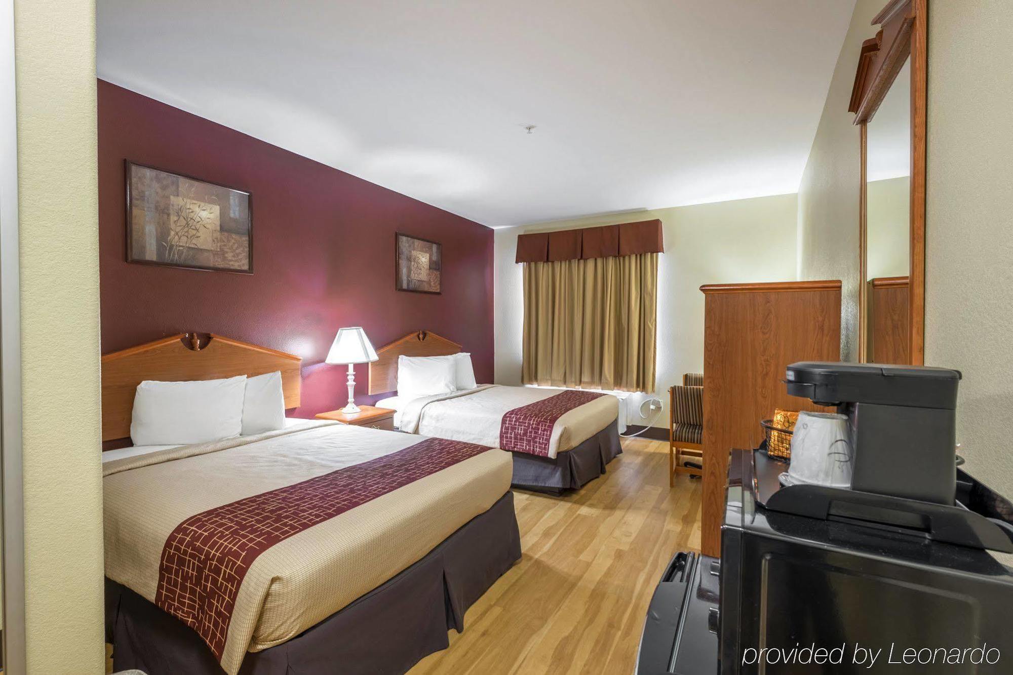 Red Roof Inn & Suites Лейк Чарльз Экстерьер фото